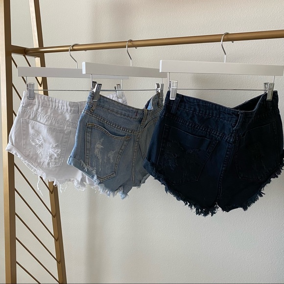 ✖️SOLD✖️ SIGNATURE8 Distressed Cut Off Shorts - Picture 4 of 6